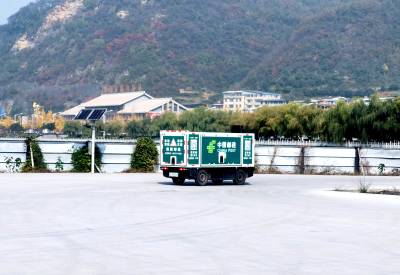 湖北保康：无人快递车 助力“双十一”