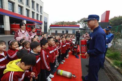  百余名萌娃“零距离”探秘“火焰蓝”（客户端采稿）