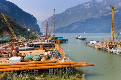 三峡枢纽江南成品油翻坝项目建设忙
