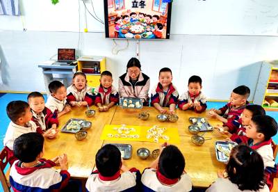 湖北竹山：包饺子 知民俗