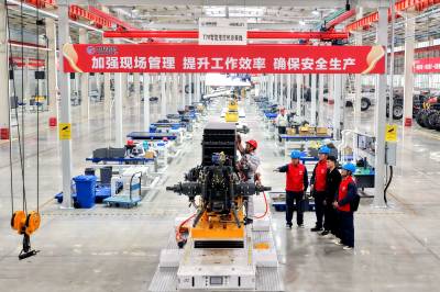 “红马甲”送服务 智能农机生产线“轻装上阵”