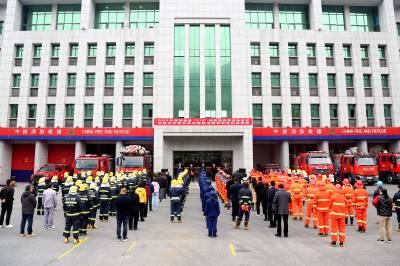 湖北保康：消防装备齐亮相 技能竞赛练精兵