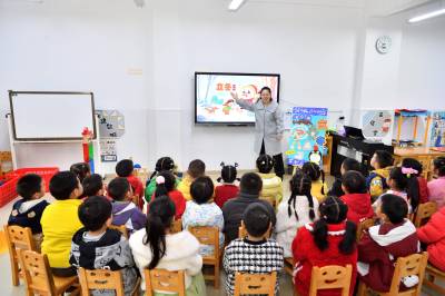 立冬趣满园 萌娃寻冬味