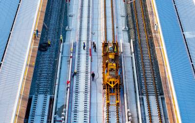西十高铁郧西高铁站内开始铺轨（客户端采稿）