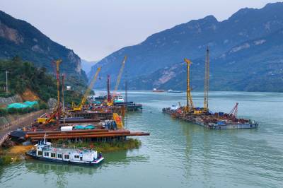 三峡枢纽江南成品油翻坝项目建设忙