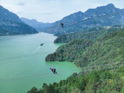 检修长江大跨越线路（客户端采稿）