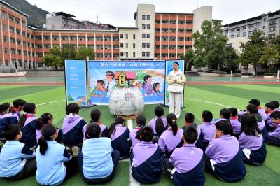  创意手工倡导低碳生活