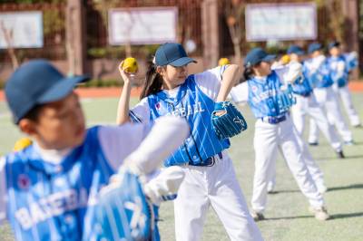 湖北襄阳：软式棒垒球进校园（客户端采稿）