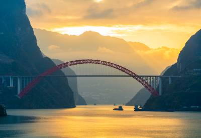 湖北秭归：“峡江飞虹”风景如画