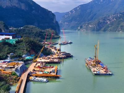 三峡枢纽江南成品油翻坝项目建设忙