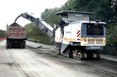 枝江：修复318国道保畅通