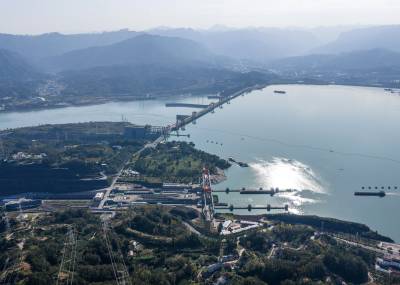 初冬三峡平湖美