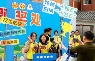 湖北恩施：清江河畔健步行 职工健康新体验