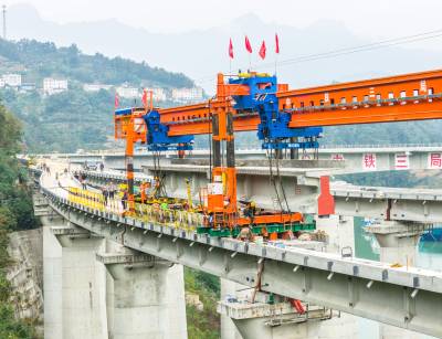三峡枢纽茅坪港疏港铁路建设忙
