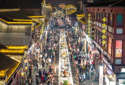 古风市集点亮古城夜经济