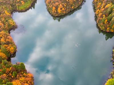 湖北利川市：森林湖泊色彩斑斓