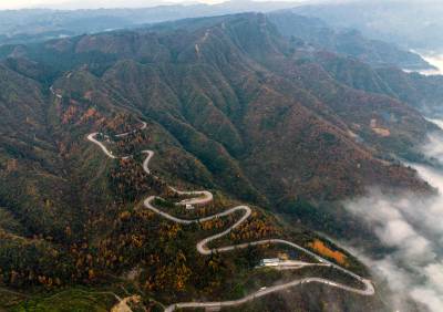 湖北利川市：初冬盘山公路如流动的仙境