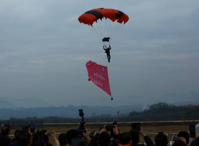  150名全国跳伞精英竹山对决金牌