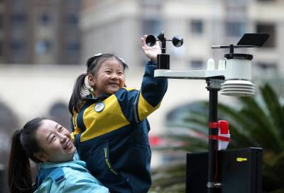 湖北荆门：萌娃探秘气象“风云”