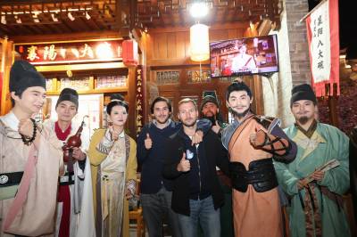 外国友人感受古城魅力（客户端采稿）