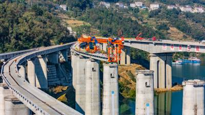 湖北秭归：港疏港铁路建设正酣