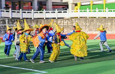 竹山县恒升小学把“秋天”穿在身上