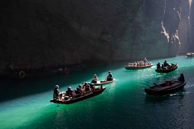 “舟浮空中”奇观引游人（客户端采稿）