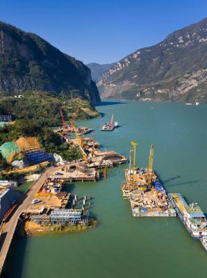 三峡枢纽江南成品油翻坝项目建设忙