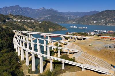 三峡枢纽茅坪港疏港铁路建设忙