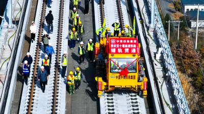 西十高铁铺轨全线贯通（客户端采稿）