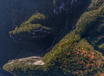 色彩斑斓山村美