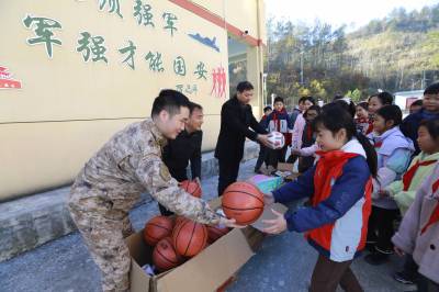  寒冬送暖 鱼水情深 十堰军分区爱心再暖新茶小学