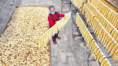 房县：手工豆油精俏销市场