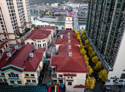 湖北省十堰市竹山县城银杏树扮靓街巷