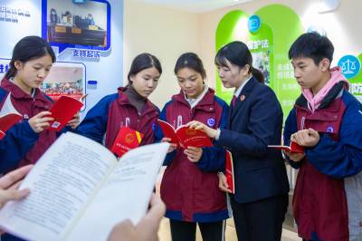 湖北襄阳：学宪守宪 青春同行