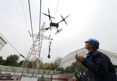 湖北荆门：电力“飞手”开展无人机智能除冰演练