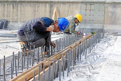 湖北恩施：修复桥梁伸缩缝保安全