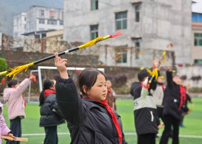 宣恩：“滚龙连厢”舞起来