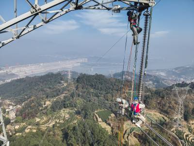 更换整串绝缘子   