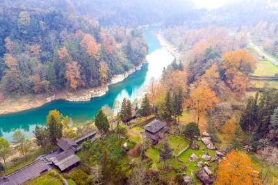 世界非遗唐崖土司城：初冬唐崖河畔层林尽染，荆南雄镇牌坊映古寨