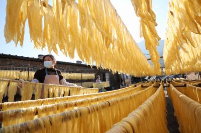 房县：手工豆油精促进农民增收