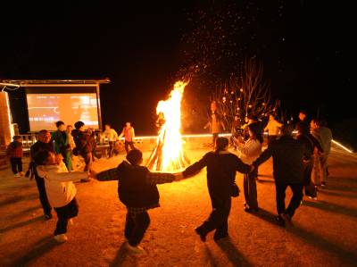 湖北巴东：杀年猪 吃刨汤 