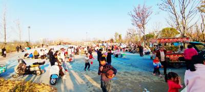 十堰市郧阳区：公园“大雪”游客满