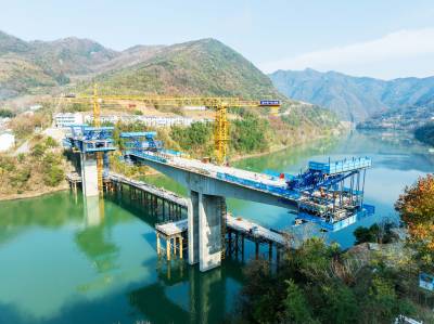 湖北竹山：钦峪堵河大桥建设加速施工（客户端采稿）