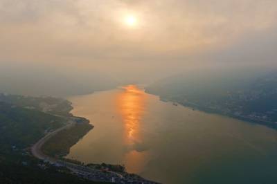 湖北巴东：金色光影 云海仙境