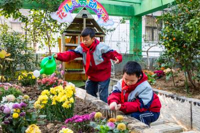 湖北襄阳：“空中花园”劳作忙
