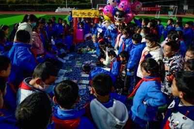 竹山县恒升小学激活跳蚤书市传播共享文化