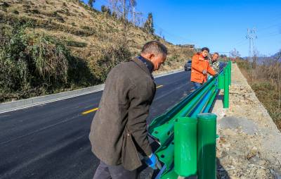 竹溪：安装改扩加宽提等升级延伸“四好农村路”的钢护栏