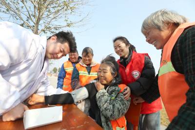 湖北荆门：党员志愿者“热乎气”暖农家