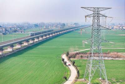 湖北荆门：智能巡检沪渝蓉高铁武宜段电力“大动脉”